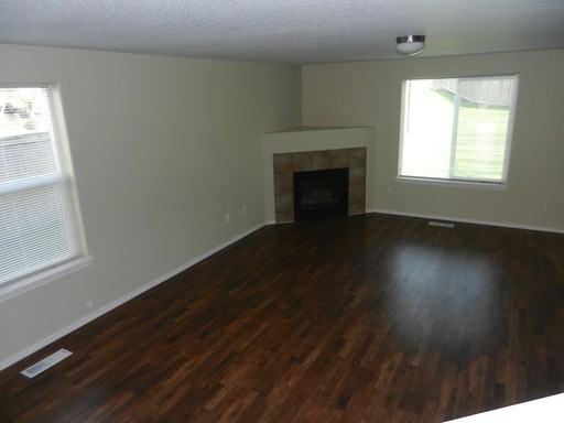 313 E 17th Pl - Photo 2 of 16