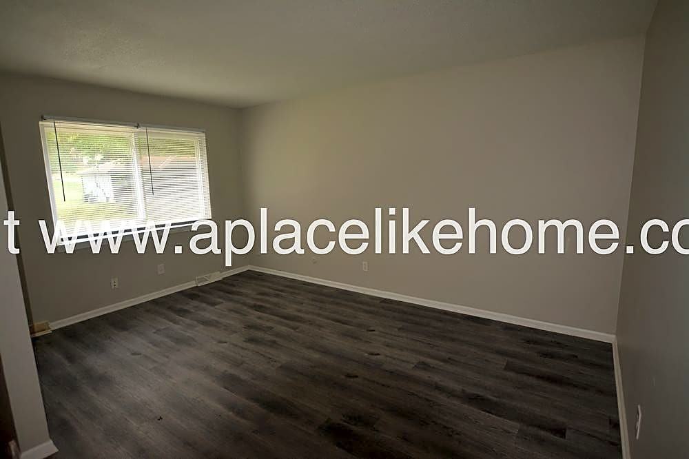 320 S 73rd Dr - Photo 3 of 12