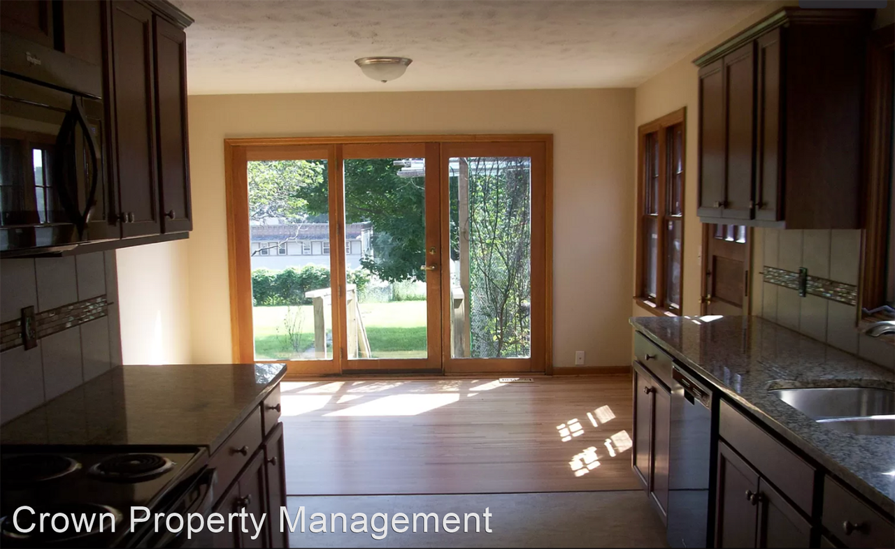 2423 S 14th St - Photo 3 of 8