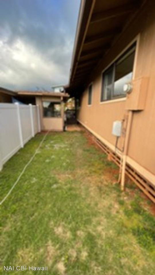 2475 & 2475A Auhuhu St. - Photo 3 of 13