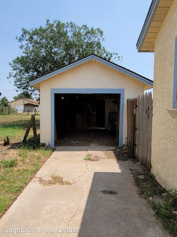 1327 S Avenue C - Photo 3 of 15