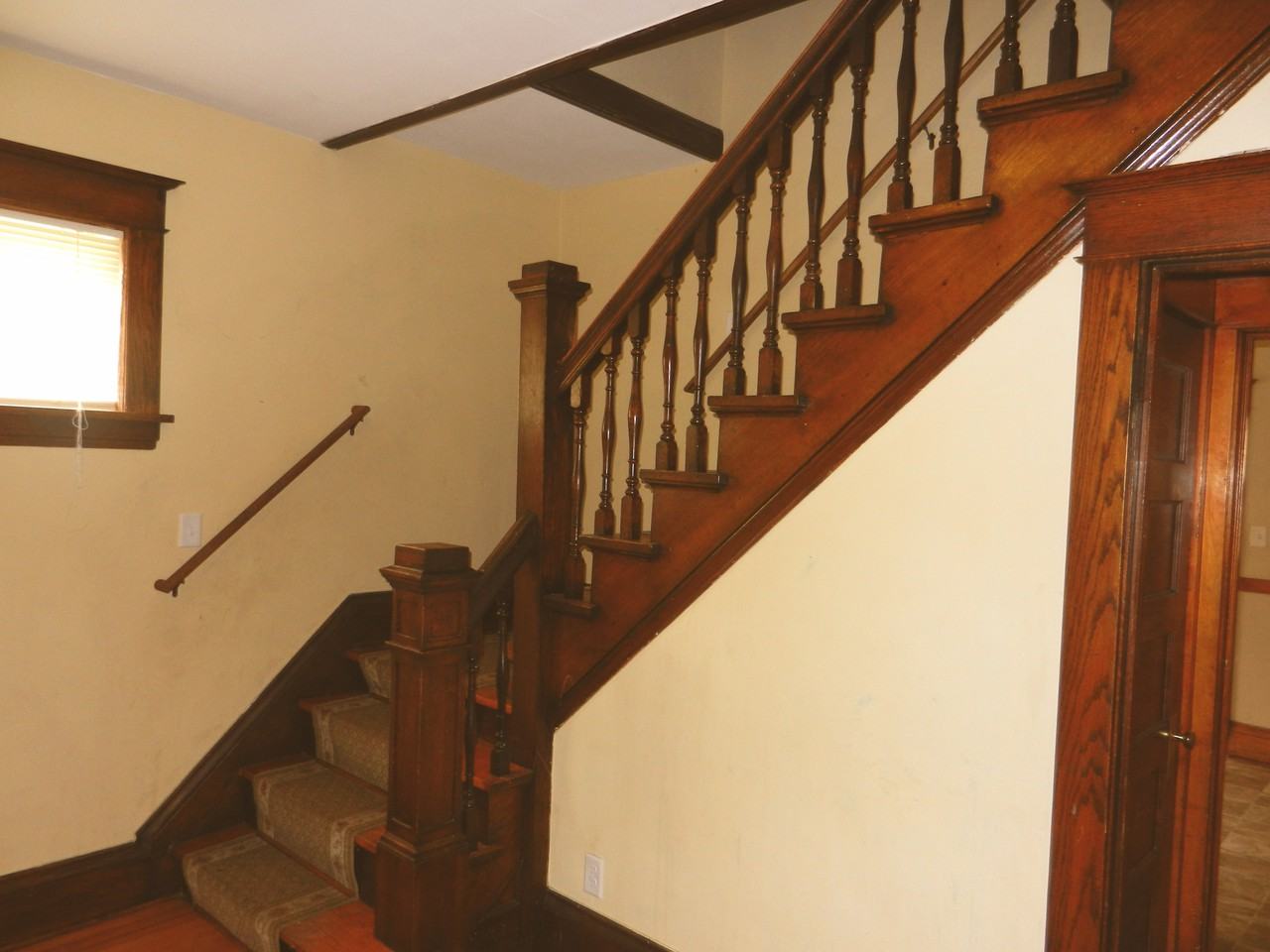 556 Charles Ave - Photo 2 of 7