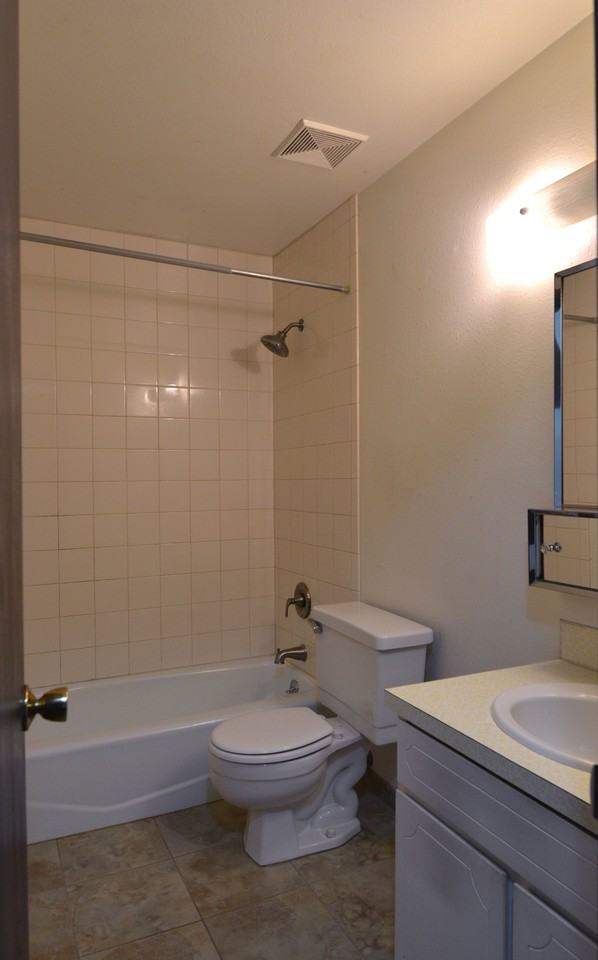 917 E 24Th St - Photo 3 of 11