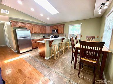 16206 Crest Dr - Photo 2 of 32