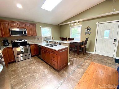 16206 Crest Dr - Photo 3 of 32