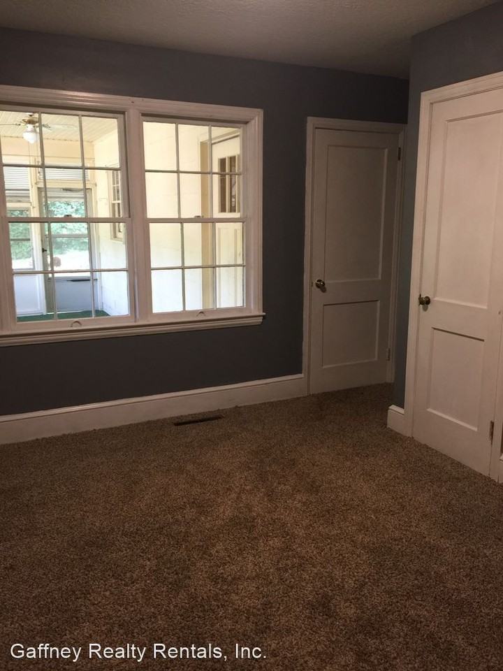 142 Sunset Dr - Photo 3 of 7