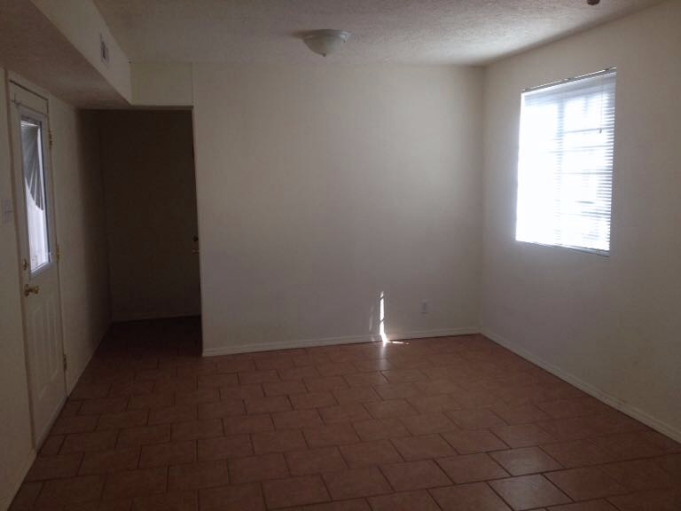 405 Girard Blvd SE - Photo 3 of 8