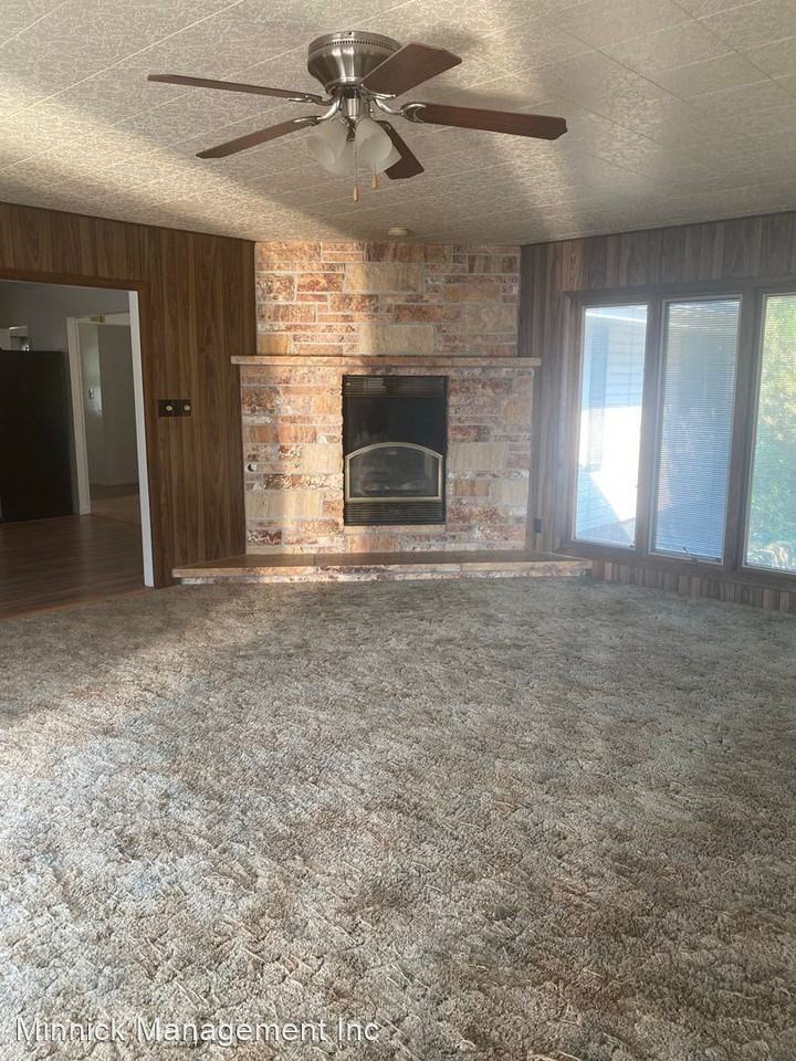 201 W Washington Ave - Photo 3 of 20