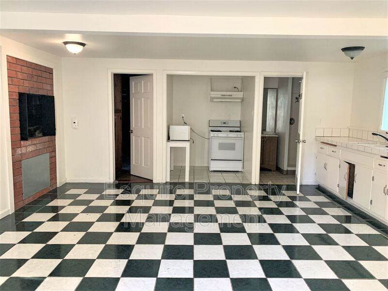 223 Deodar Ave - Photo 3 of 7