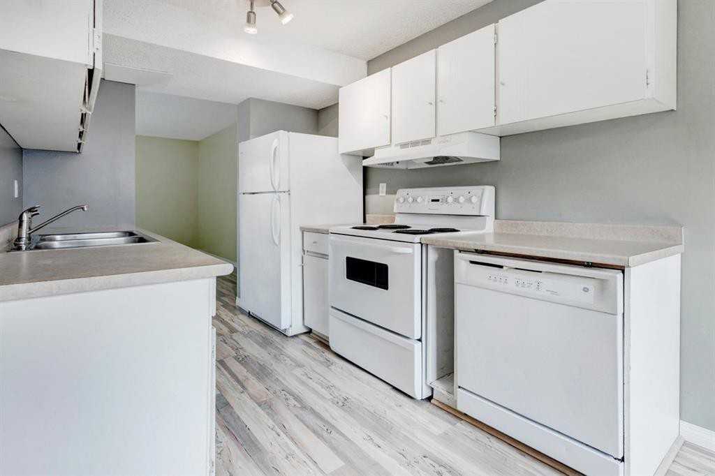 4810 40 Avenue Southwest - Photo 3 of 25