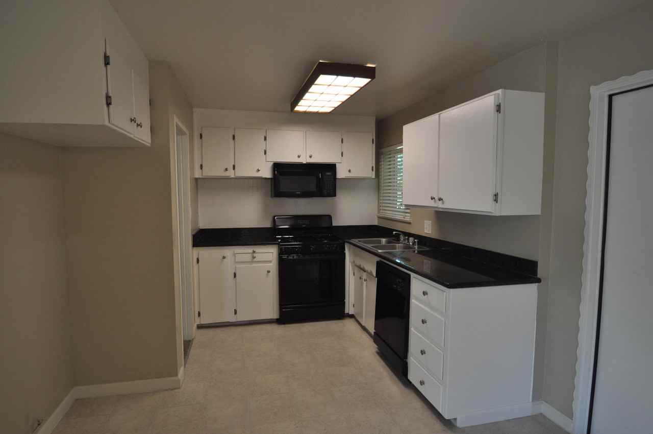 2201 51st Ave - Photo 2 of 7