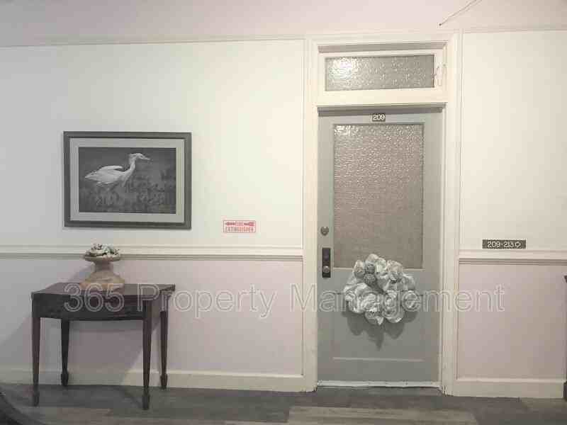 107 107 West Oak Street - 215 - Photo 2 of 6