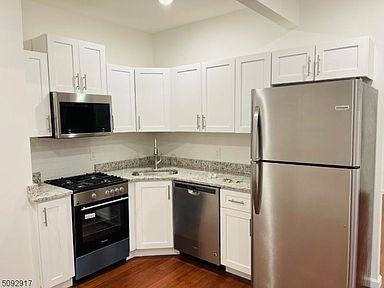 76 Chestnut St - Photo 3 of 6