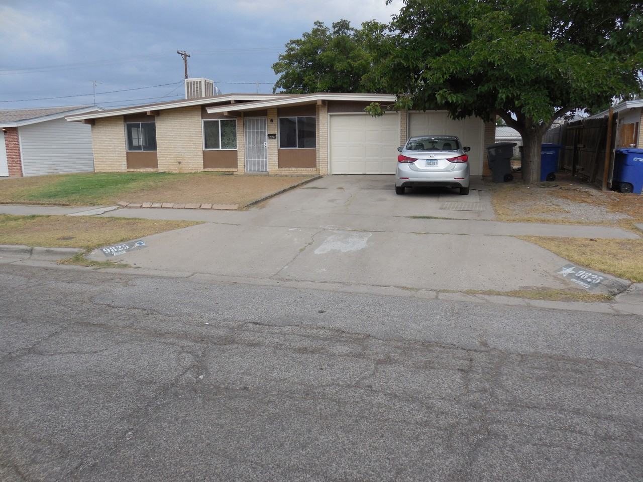 9825 Titan St - Photo 2 of 7