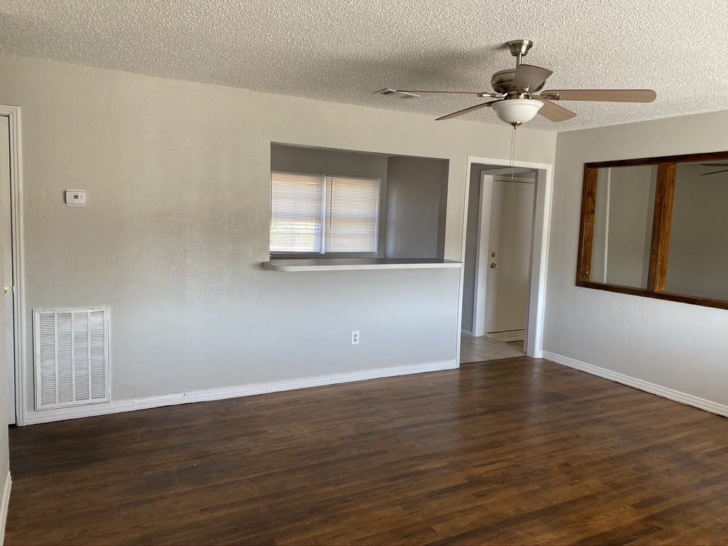 6122 Avenue P - Photo 3 of 12