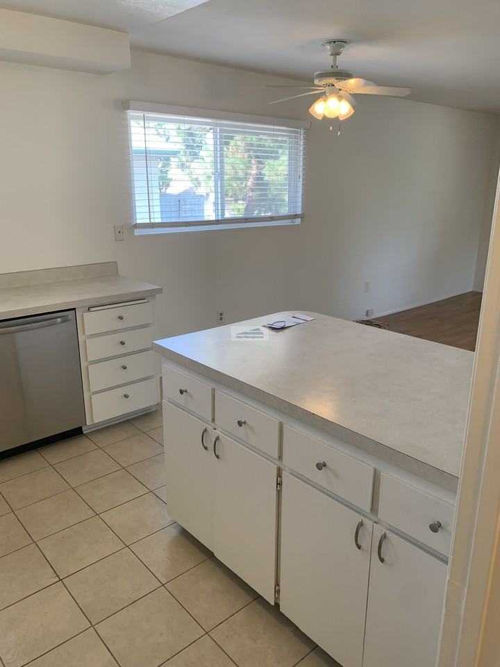 401 Sunflower Ave - Photo 3 of 12