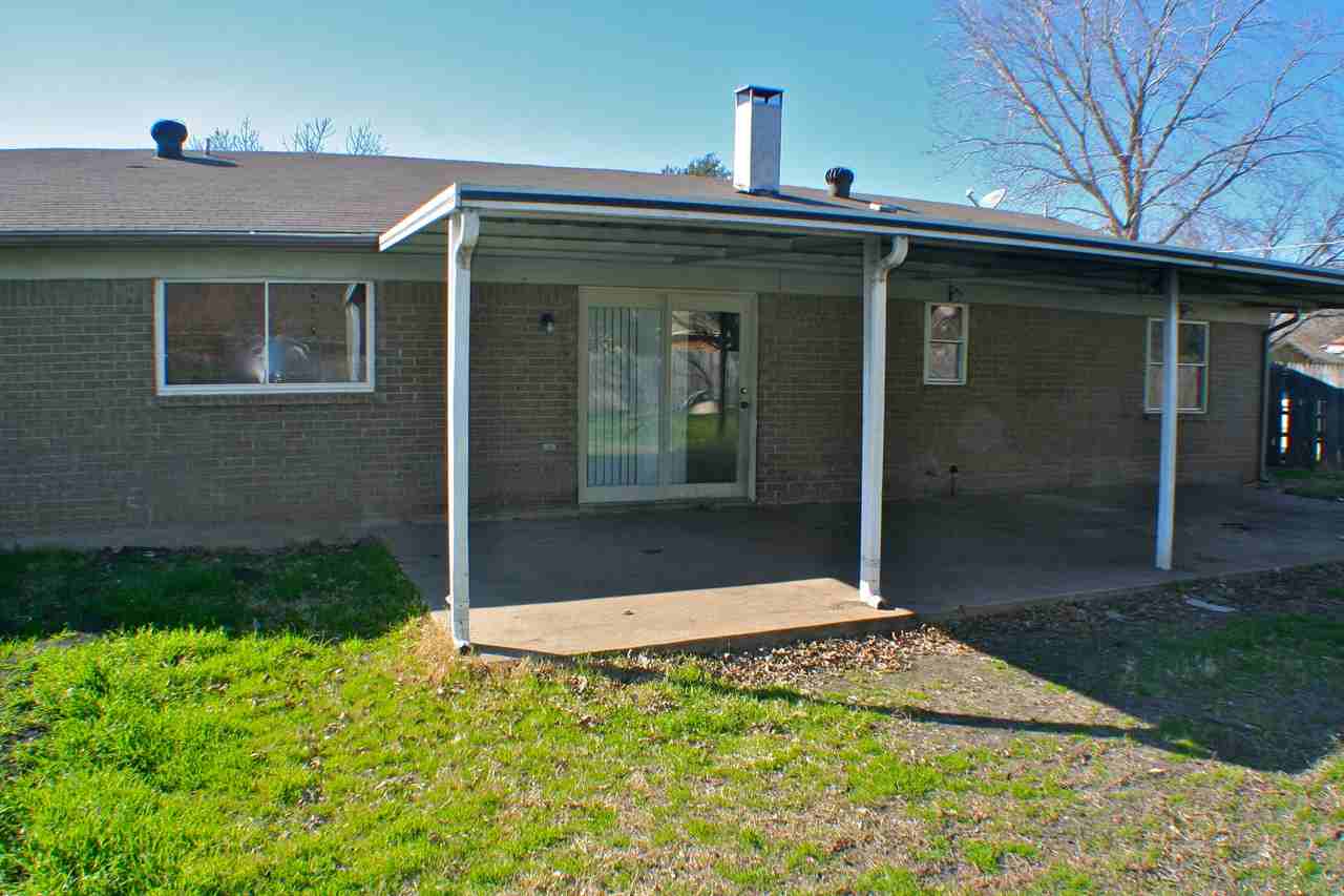 1011 John Reagan St - Photo 2 of 12