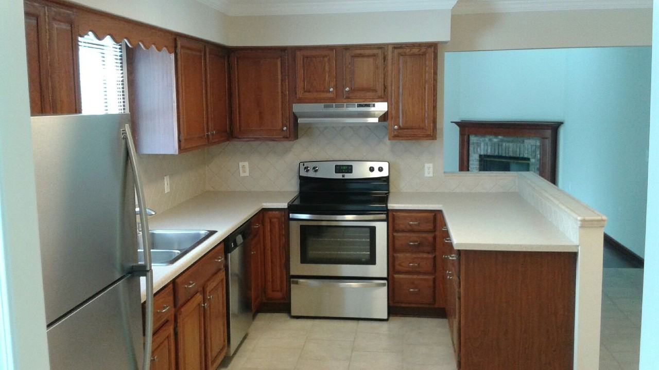 1826 Lexington Dr - Photo 2 of 5