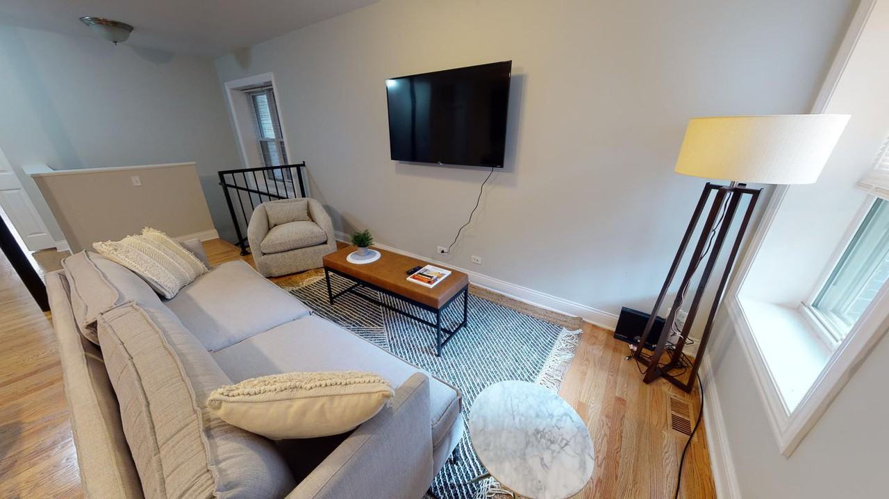Stunning Lincoln Park apartment by Fullerton L stop - Photo 2 of 9