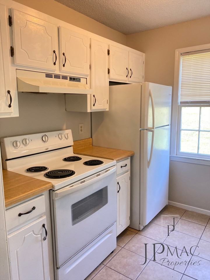 18 Simmons Ct #1 - Photo 5 of 13