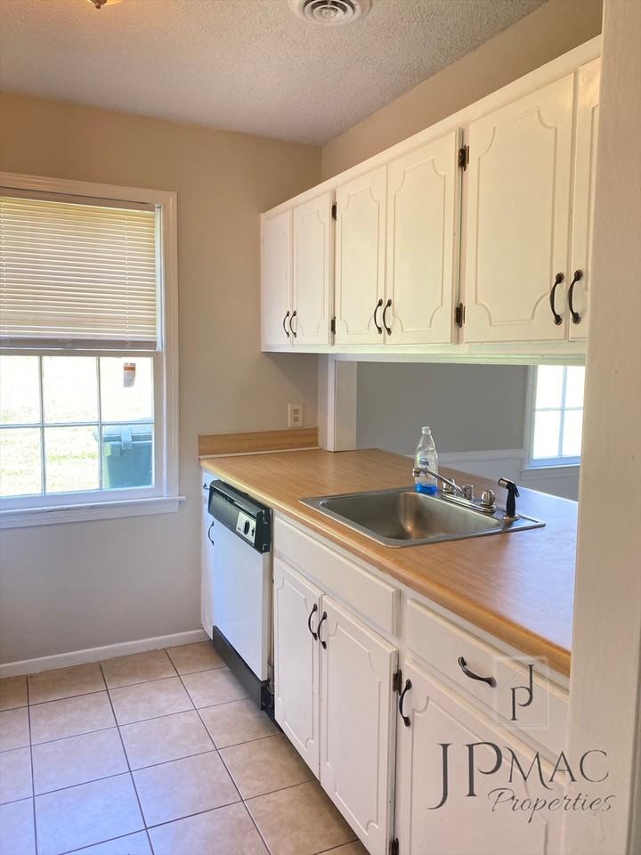 18 Simmons Ct #1 - Photo 6 of 13