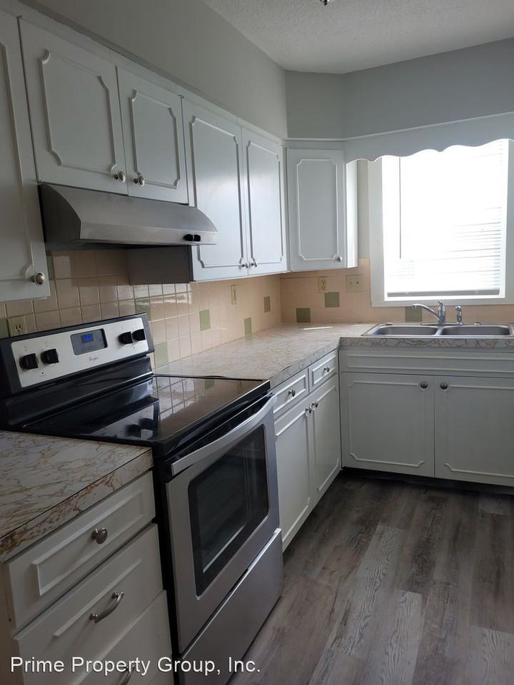 705 Hollycrest - Photo 3 of 10