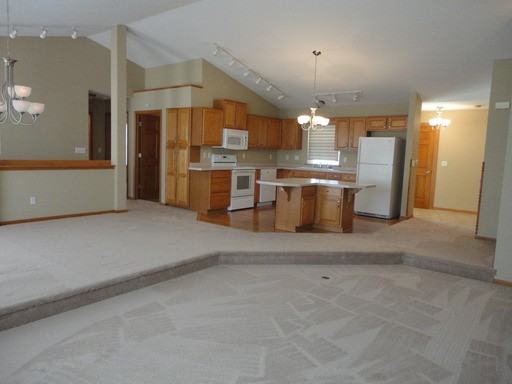 2718 Eagles Ct - Photo 3 of 12