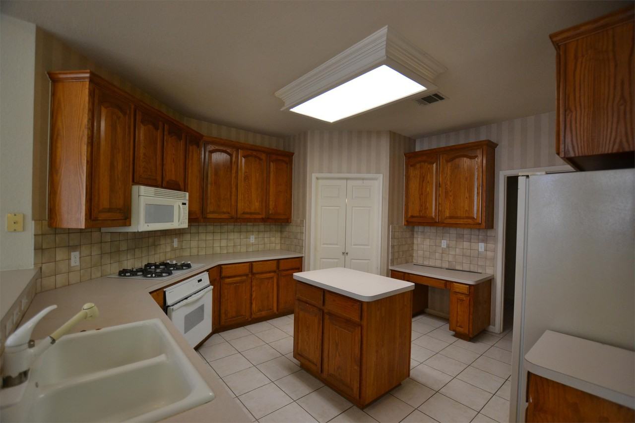 3029 Golden Gate Dr #1 - Photo 6 of 33