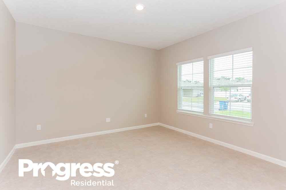 10925 Haws Ln - Photo 3 of 16