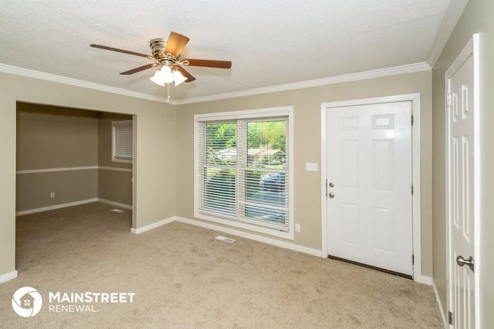 1309 Lake Ln Ne - Photo 3 of 16