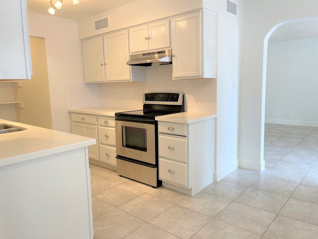 936 E Flint St - Photo 2 of 16