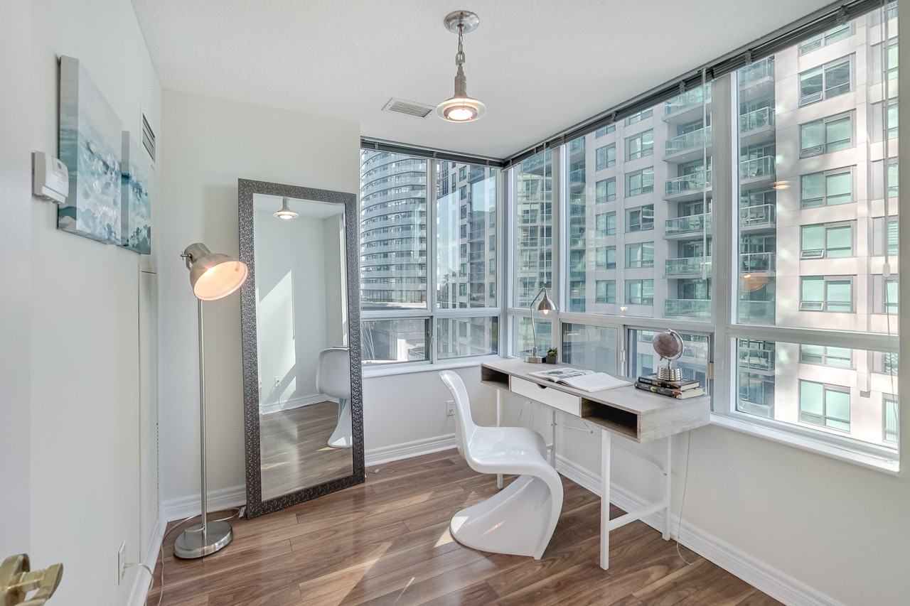 51 Lower Simcoe Street #607