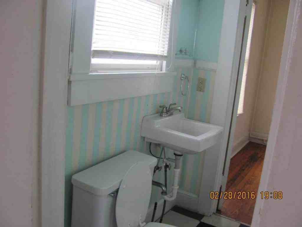 305 Ebenezer Ave Apt B - Photo 2 of 8