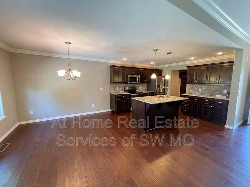 113 North Glengary Drive - Photo 4 of 20