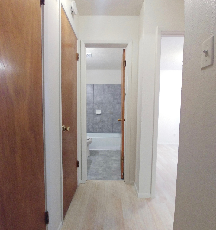 313 Girard Blvd Se - Photo 7 of 8