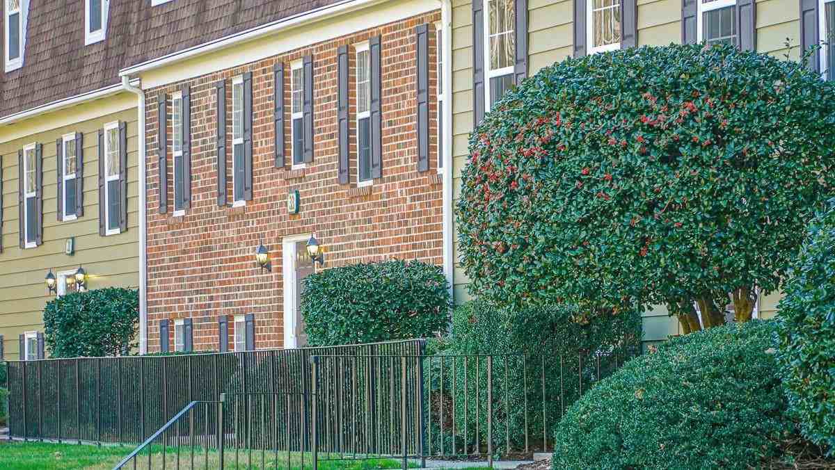 Colonial Towne Apartments - Photo 2 of 28