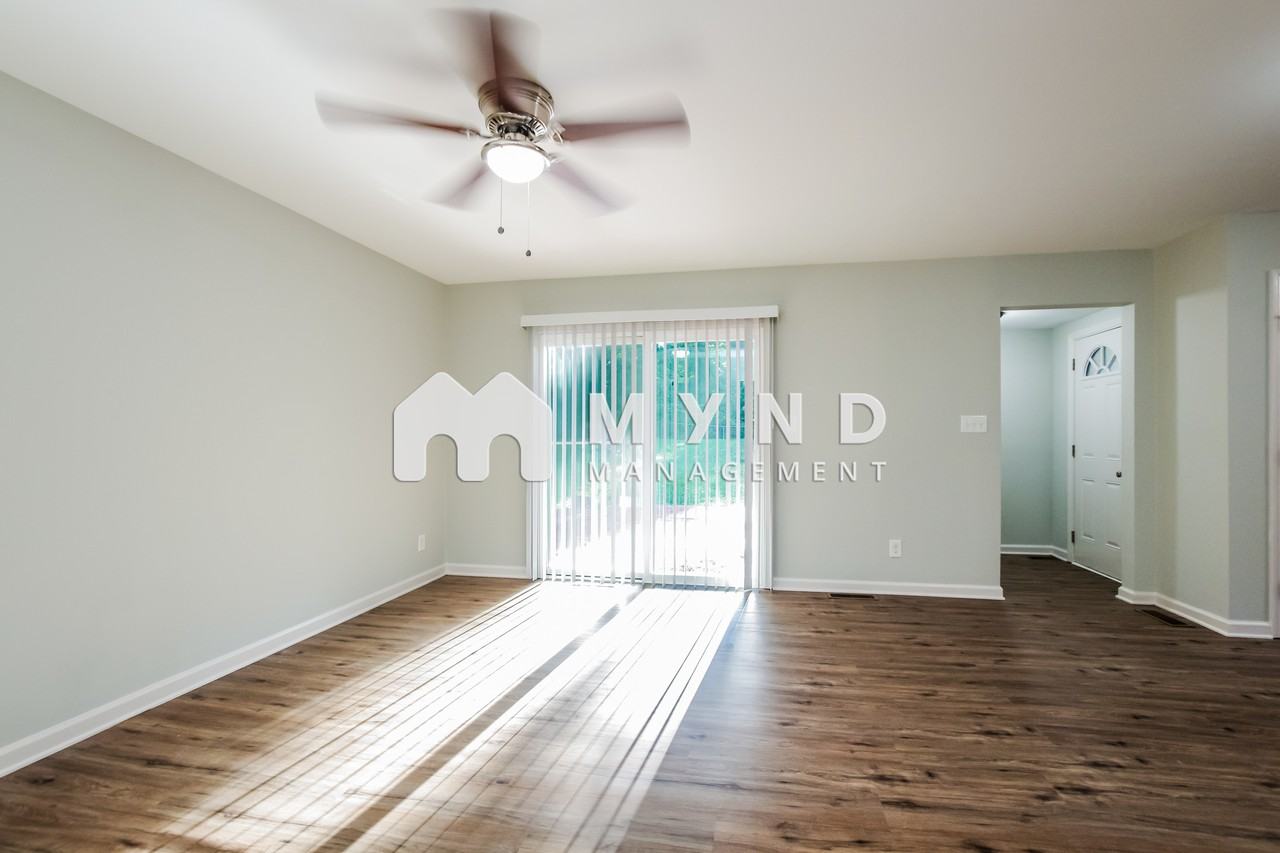 4726 Dawnwood Dr - Photo 3 of 17