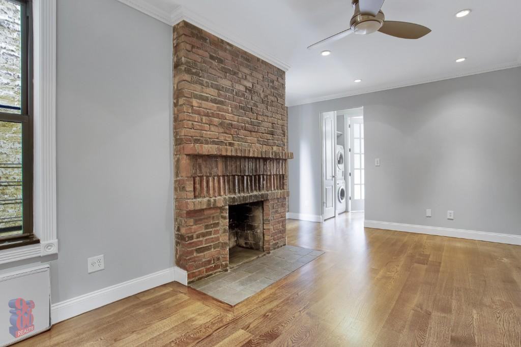 E 25th St #4G - Photo 2 of 5