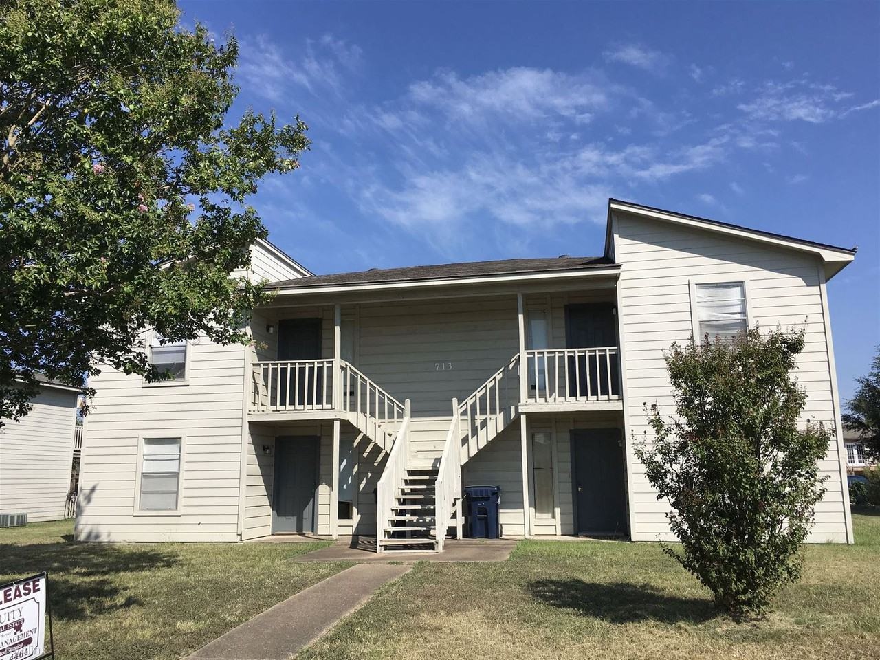 713 Vassar Ct - Photo 3 of 12