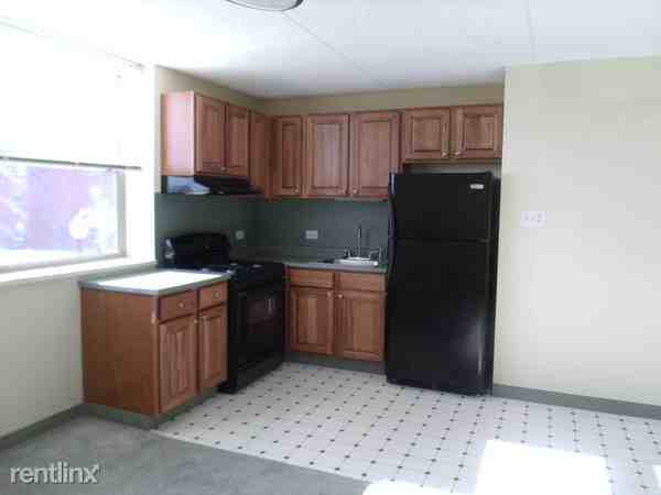 Madison Plaza Apartments - Photo 2 of 6