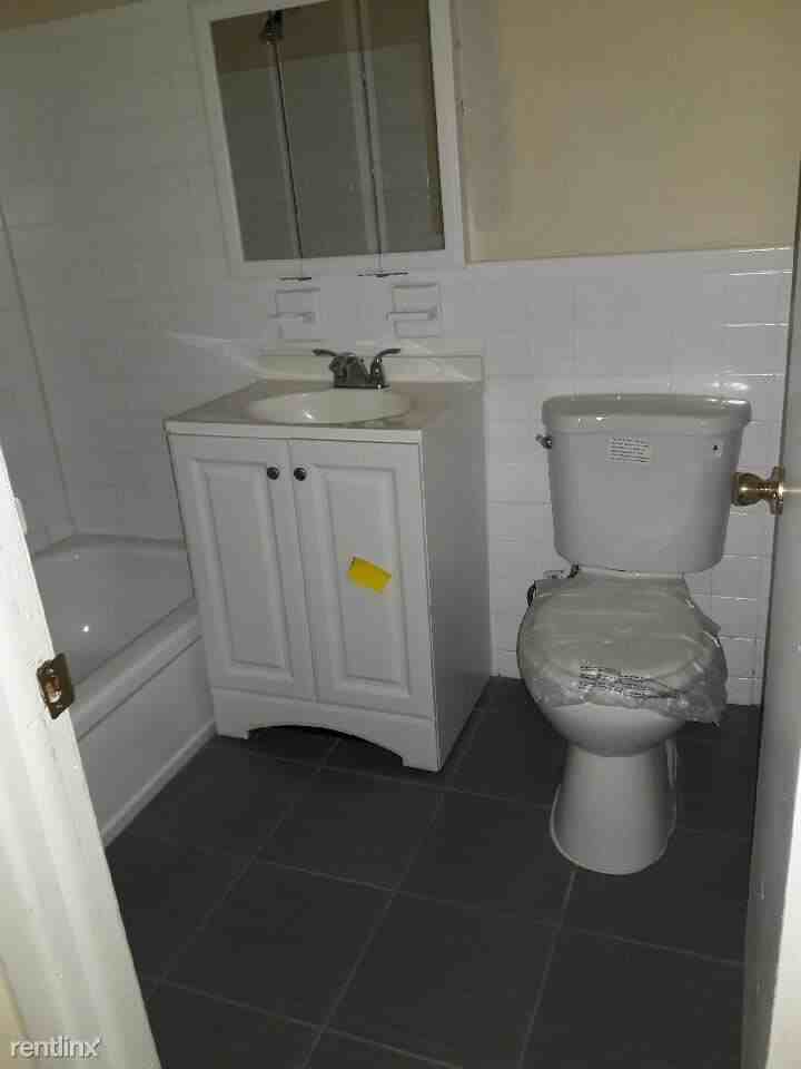 Wayne Court  Apts - Photo 2 of 6