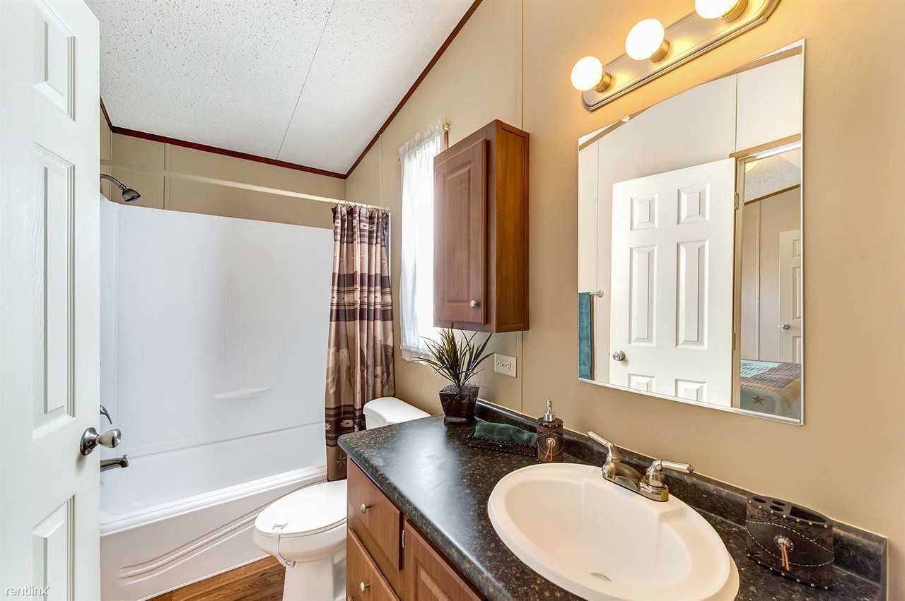 Oakridge & Lockett Station - Photo 2 of 9