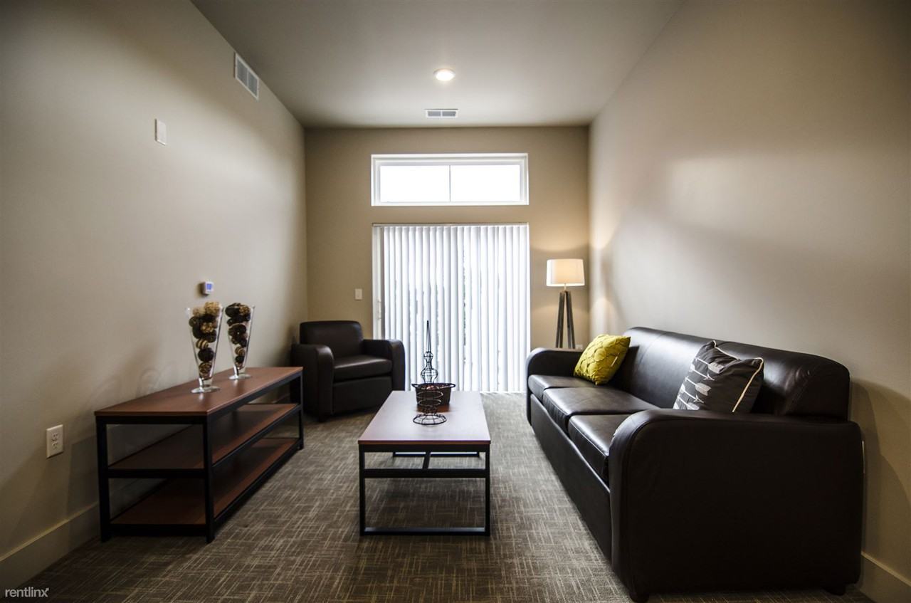 300 Grand Apartments - Photo 3 of 34