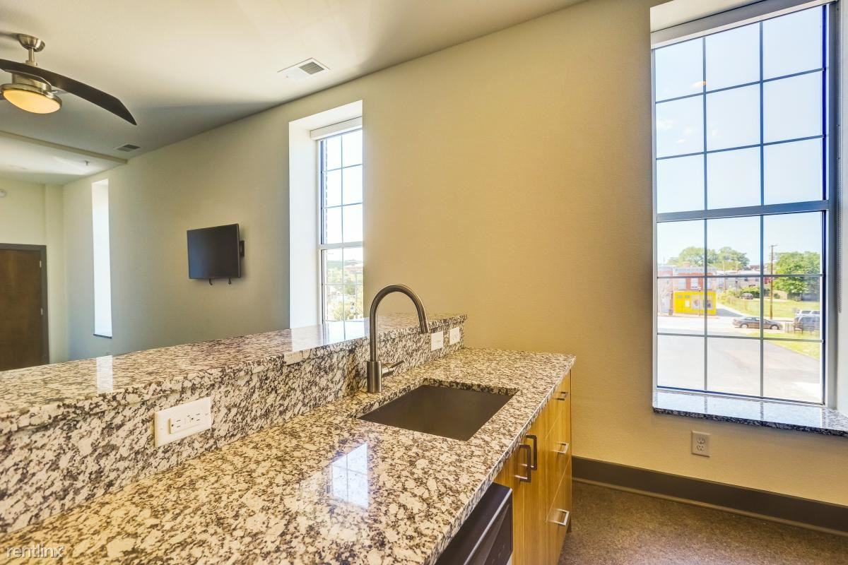 208 E Leigh St - Photo 2 of 5