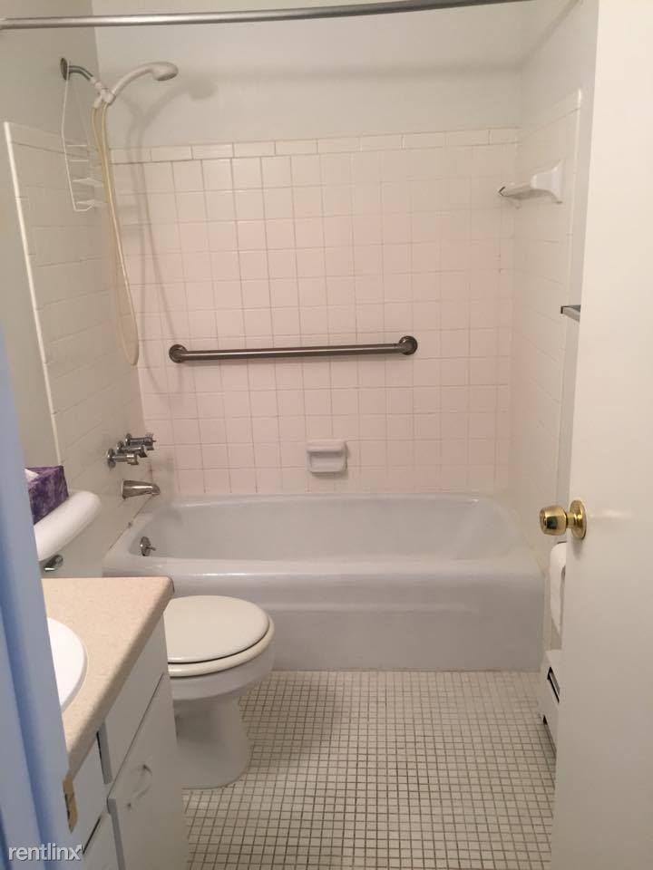 Oak Park Manor - Photo 2 of 6