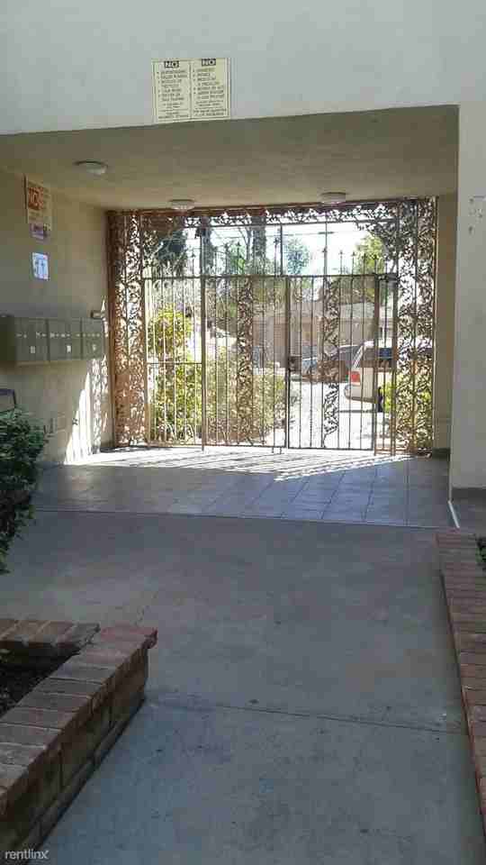 14015 Oxnard St - Photo 3 of 23