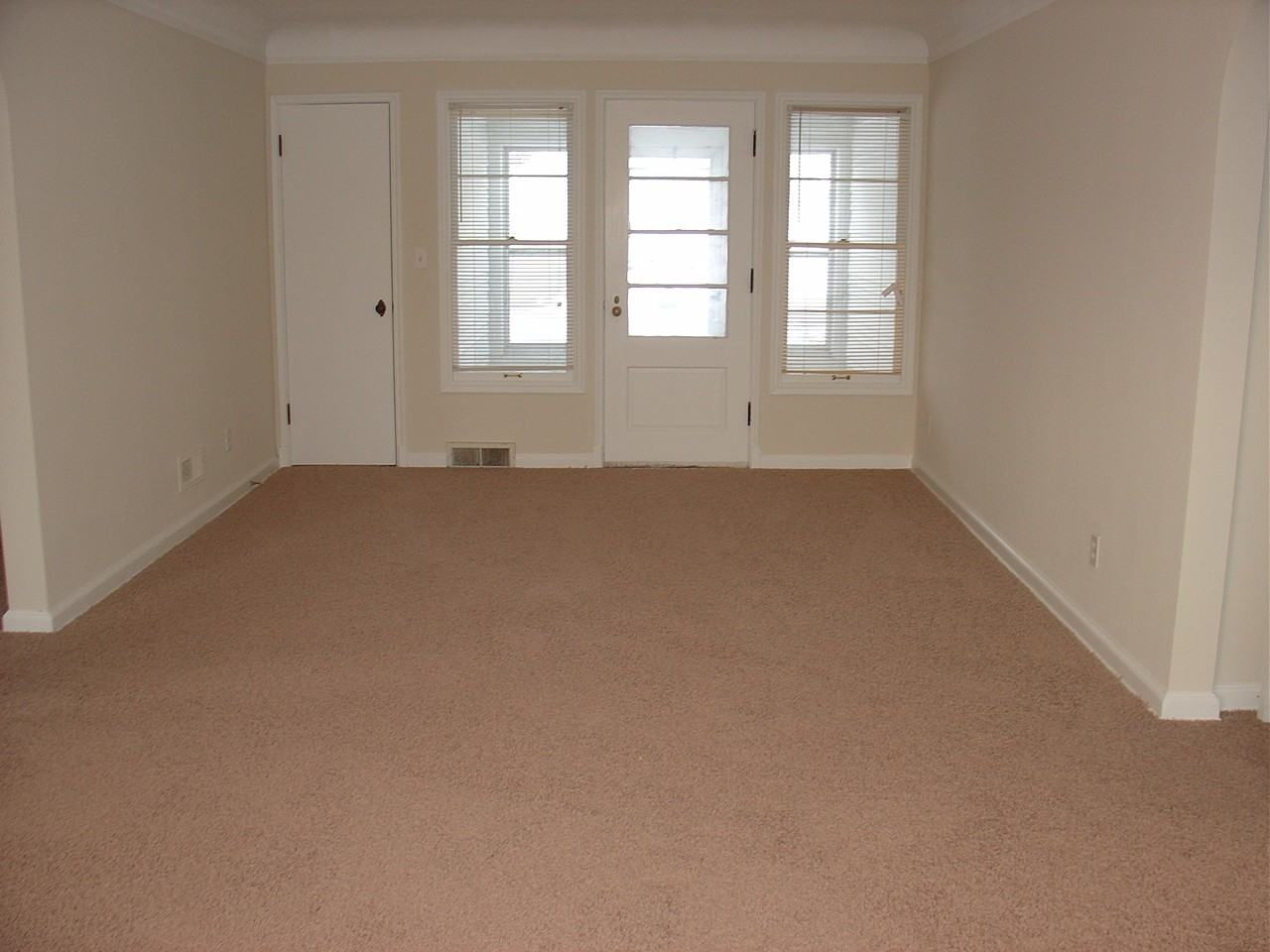4943 Hickory St - Photo 3 of 10