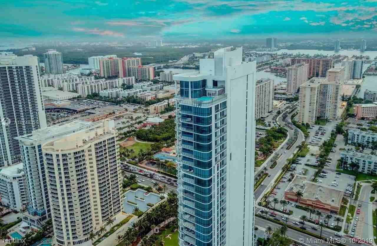 17475 Collins Ave - Photo 2 of 10