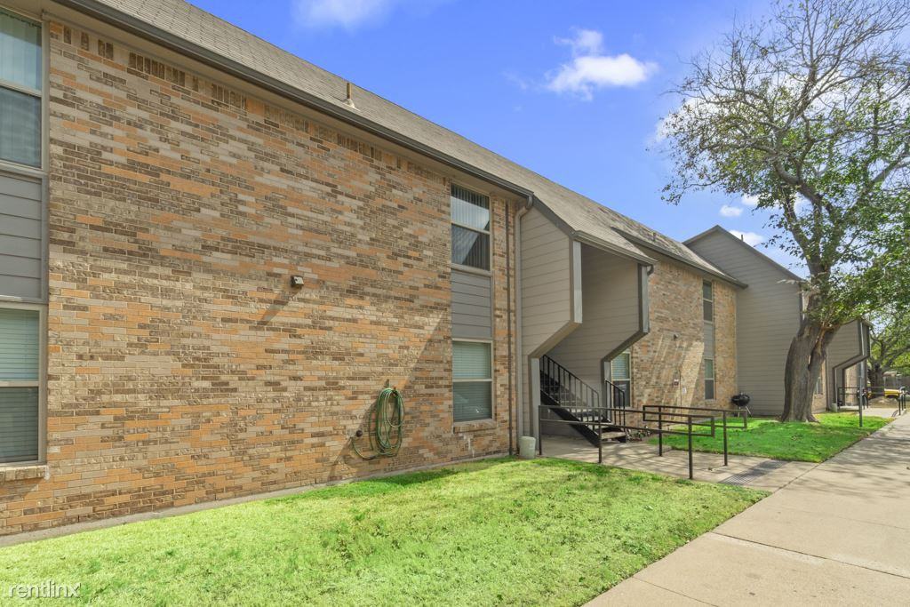 Cleburne Plaza - Photo 2 of 25