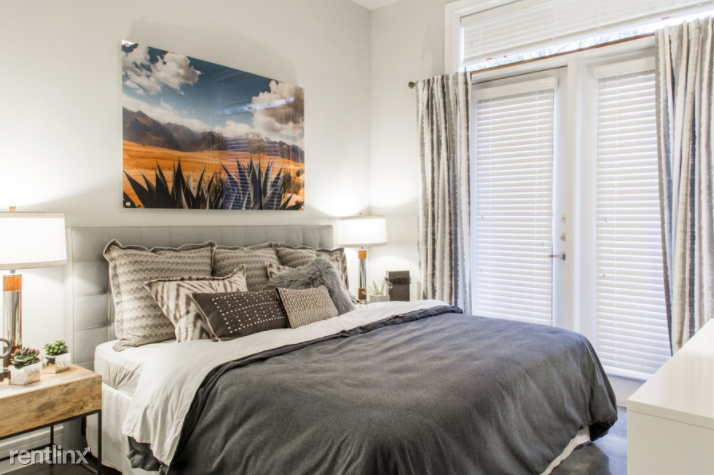 301 Chicon St - Photo 2 of 11